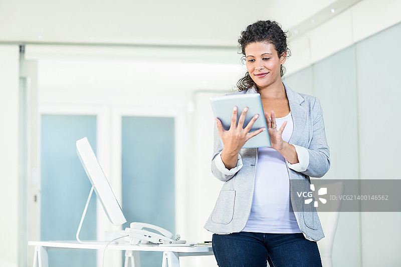 自信的女商人正在使用图片素材