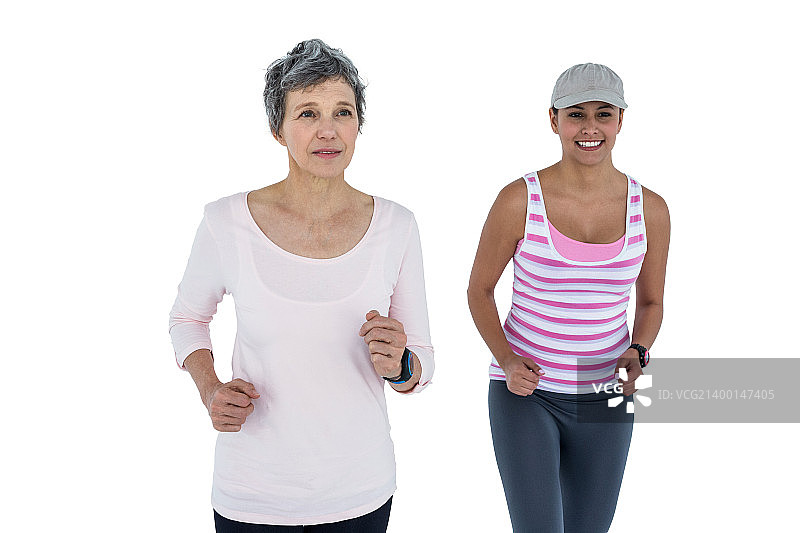 健美的女人在白色背景下慢跑图片素材