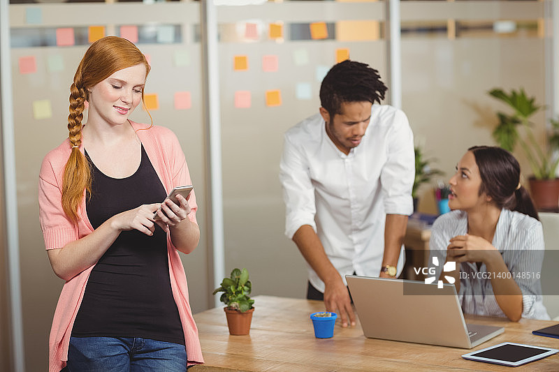 微笑的女商人使用智能手机图片素材