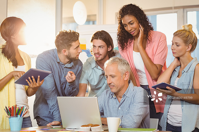商人在讨论使用图片素材