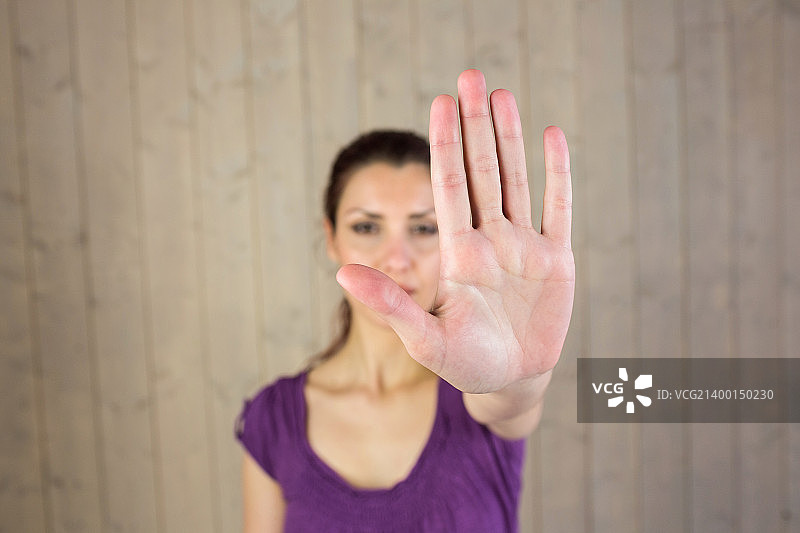 做出停止手势的女子肖像图片素材