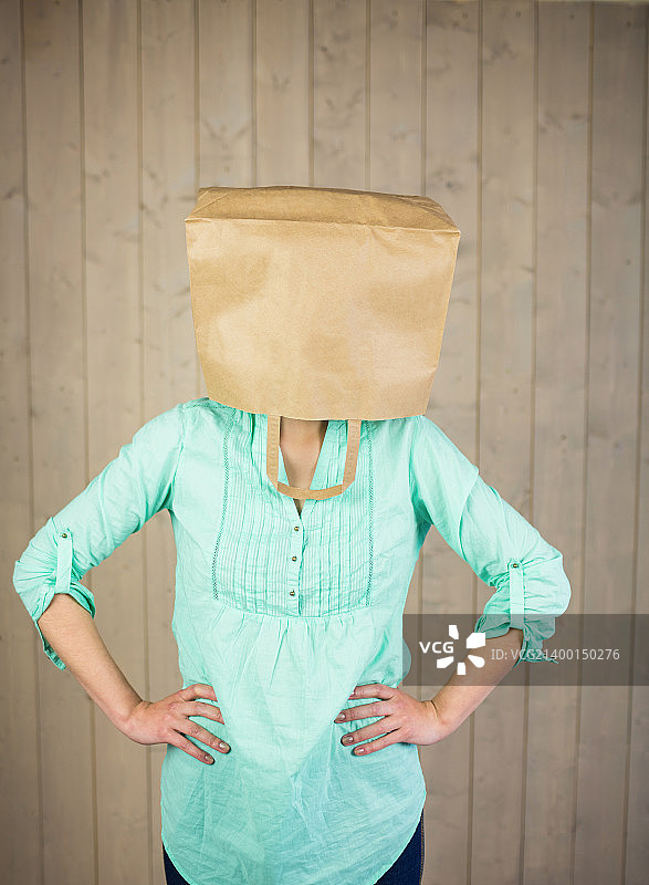 双手叉腰站在海湾的女人图片素材