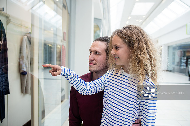 快乐的父女站立图片素材