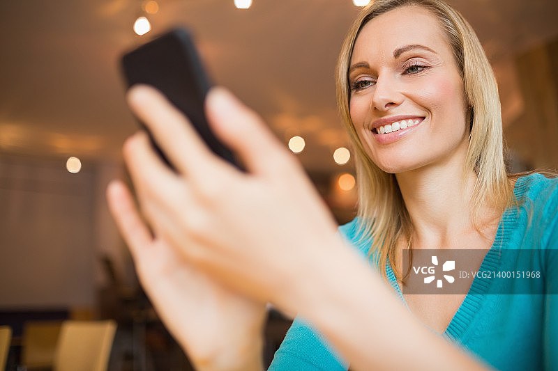 快乐的年轻女人（低角度视角）图片素材