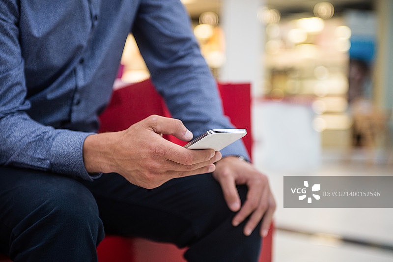男子使用手机图片素材