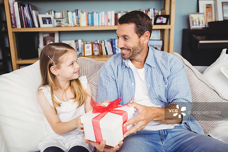 微笑的女儿赠送礼物图片素材