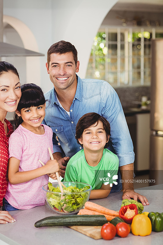 微笑的家庭成员肖像图片素材