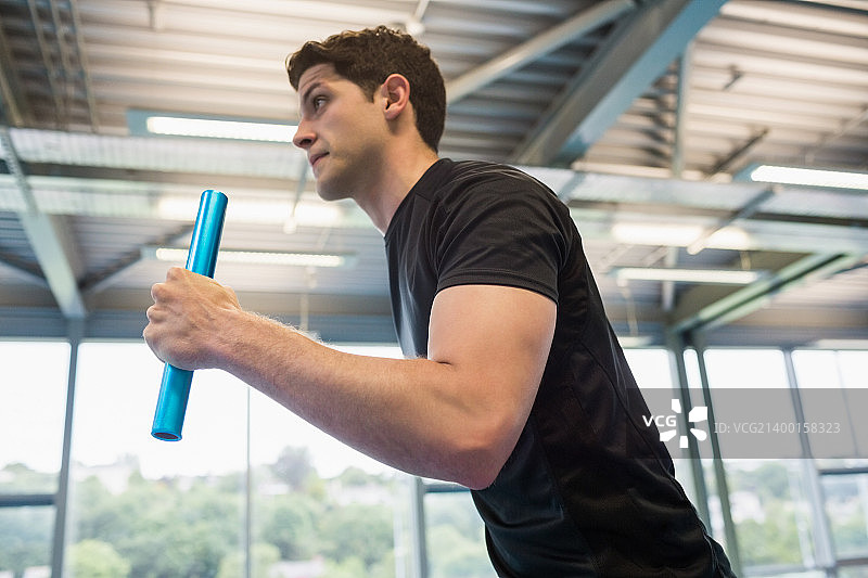 健壮的男人在跑道上跑步图片素材