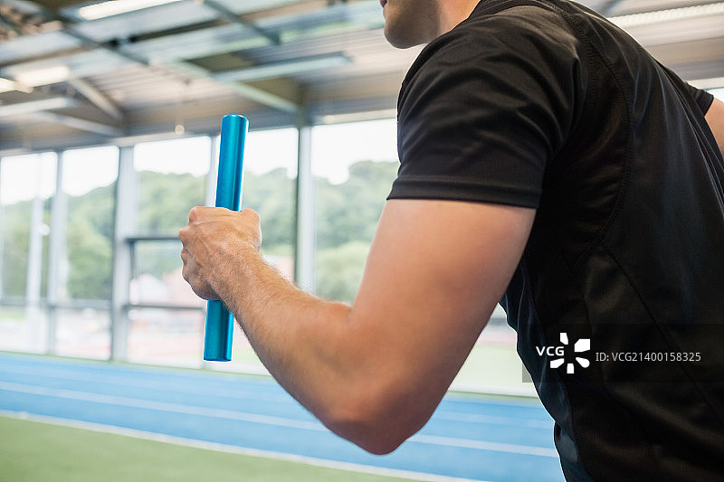 健壮的男人在跑道上跑步图片素材