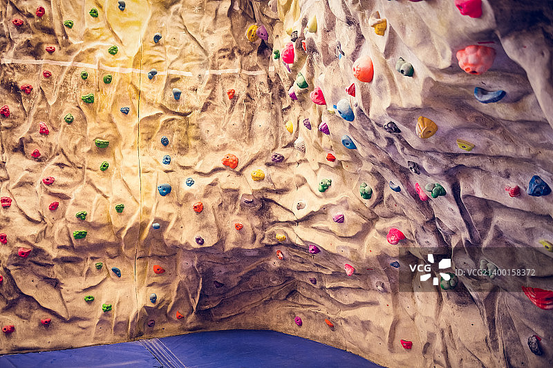 健身房里的攀岩墙图片素材