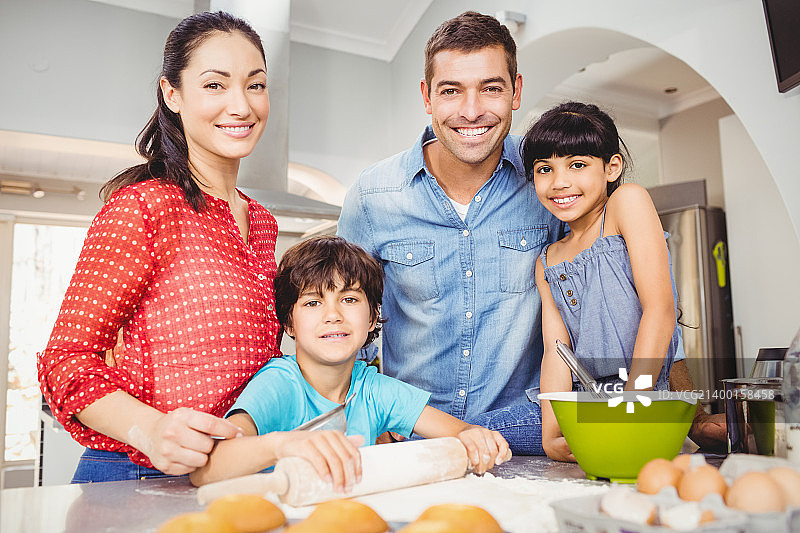 准备中幸福的一家合影图片素材