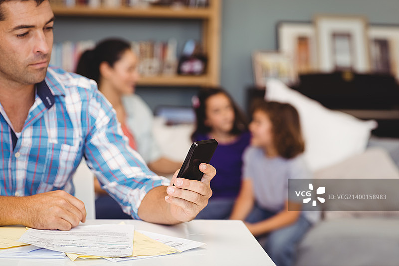 男子使用手机特写图片素材