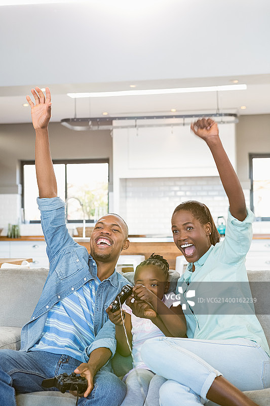 快乐的家庭玩电子游戏图片素材