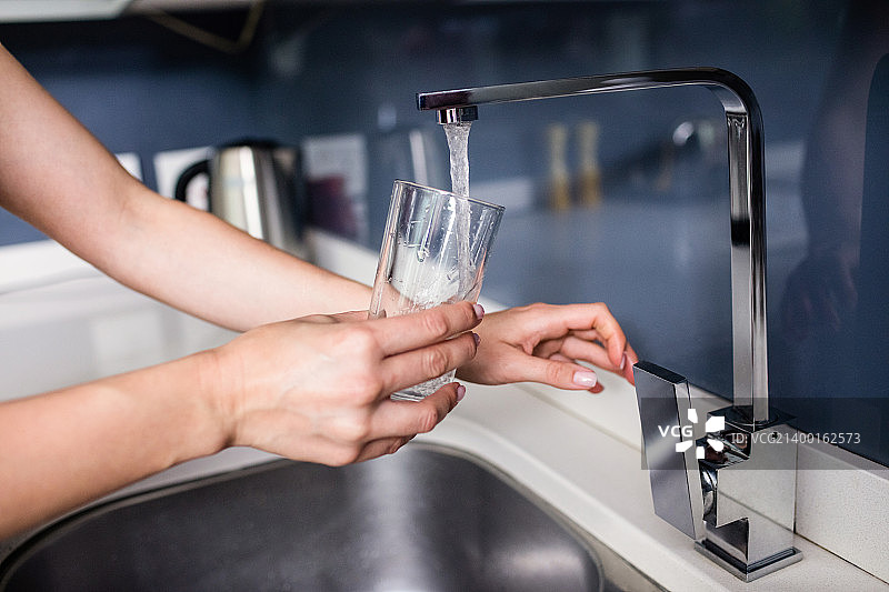 女人填充w的裁剪图像图片素材