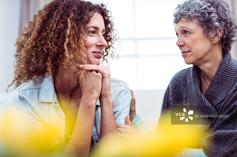 微笑的母女坐着图片素材