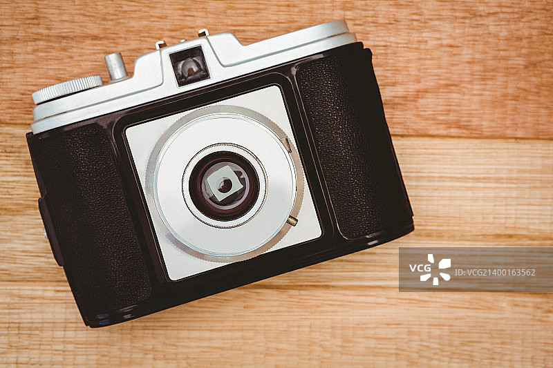 木桌上的老式相机景观图片素材