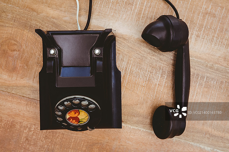木桌上的旧电话图片素材