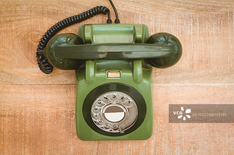木桌上的旧电话图片素材