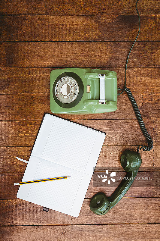 木桌上的旧电话图片素材