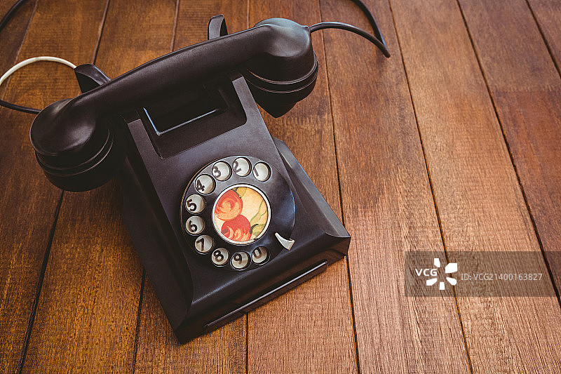 木桌上的旧电话图片素材