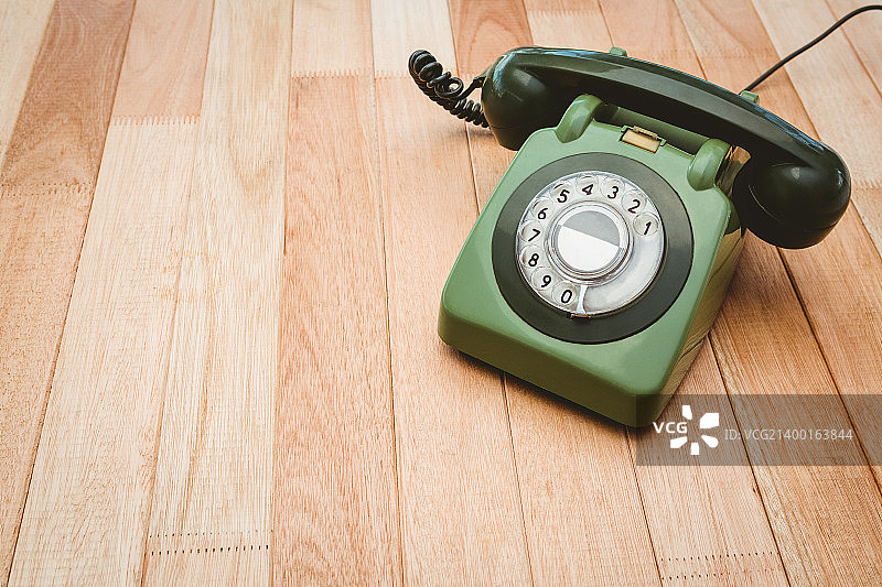 木桌上的旧电话图片素材