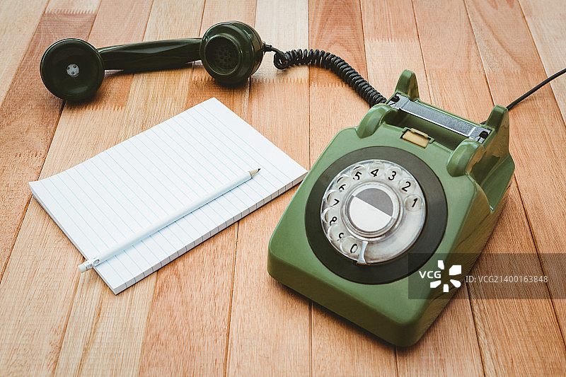 木桌上的旧电话图片素材