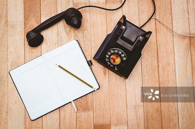 木桌上的旧电话图片素材