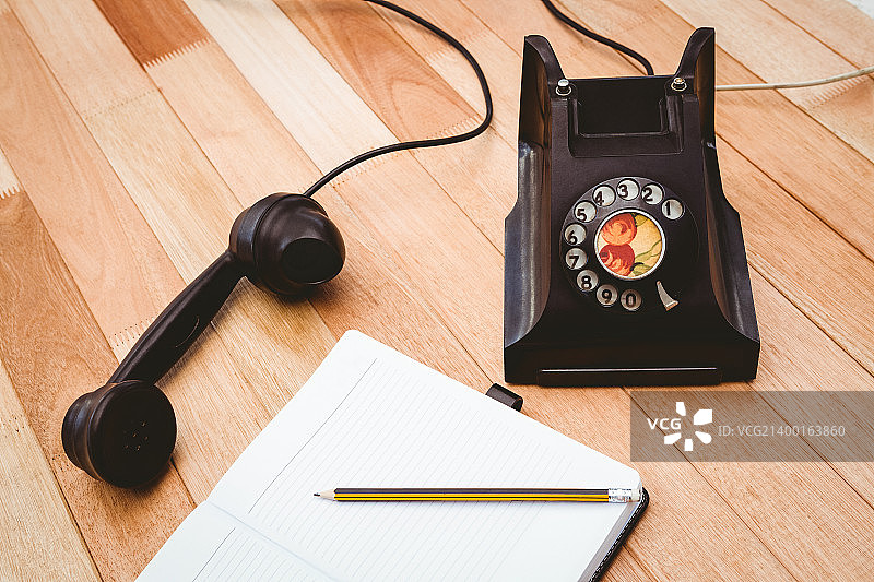 木桌上的旧电话图片素材