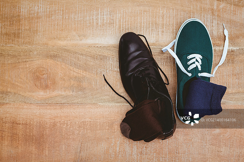 w上的两只不同的鞋子图片素材