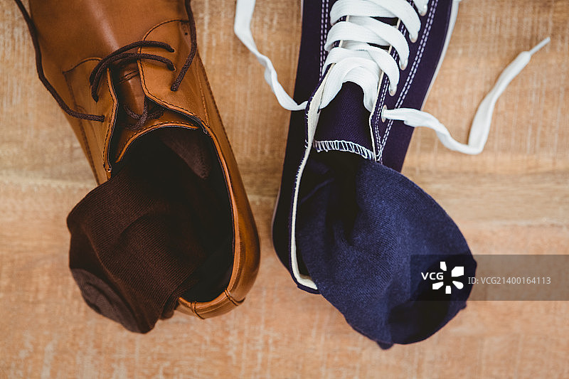 w上的两只不同的鞋子图片素材