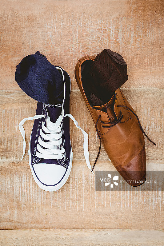 w上的两只不同的鞋子图片素材