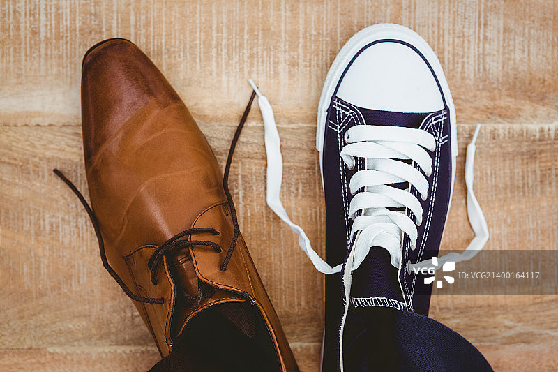 w上的两只不同的鞋子图片素材