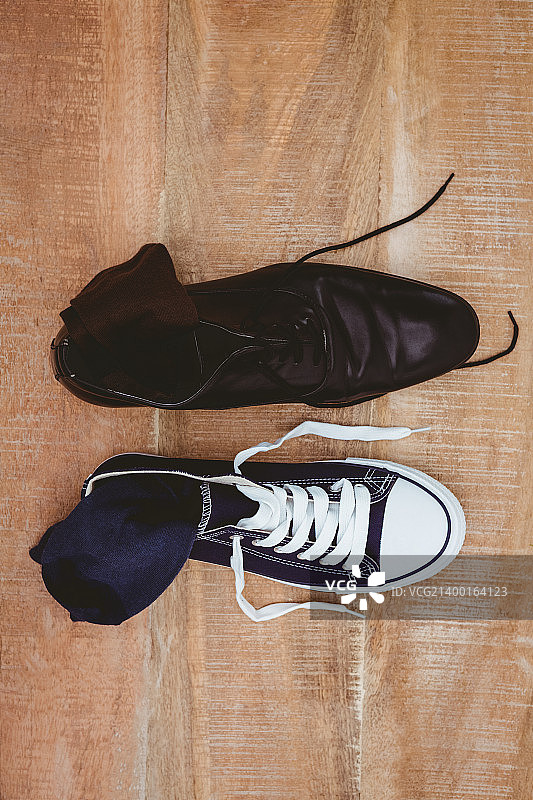 w上的两只不同的鞋子图片素材