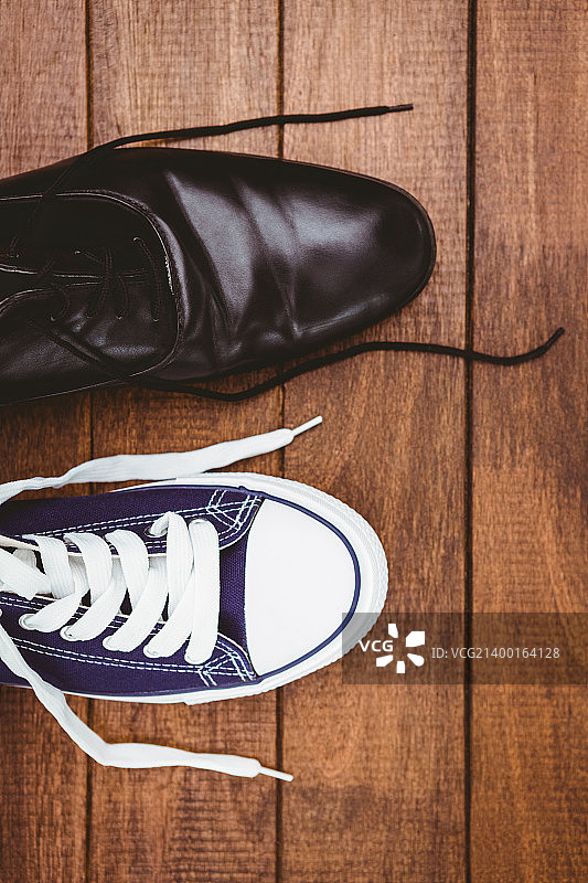 w上的两只不同的鞋子图片素材