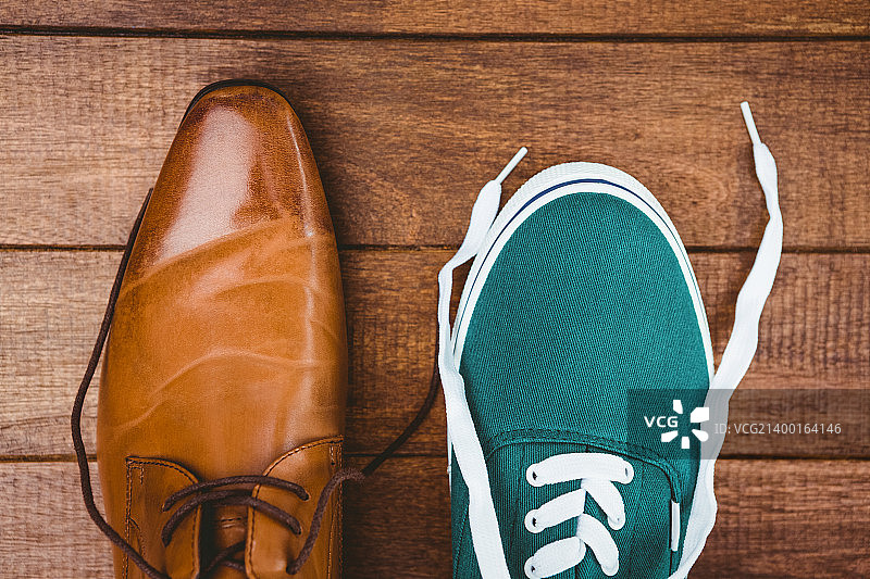w上的两只不同的鞋子图片素材