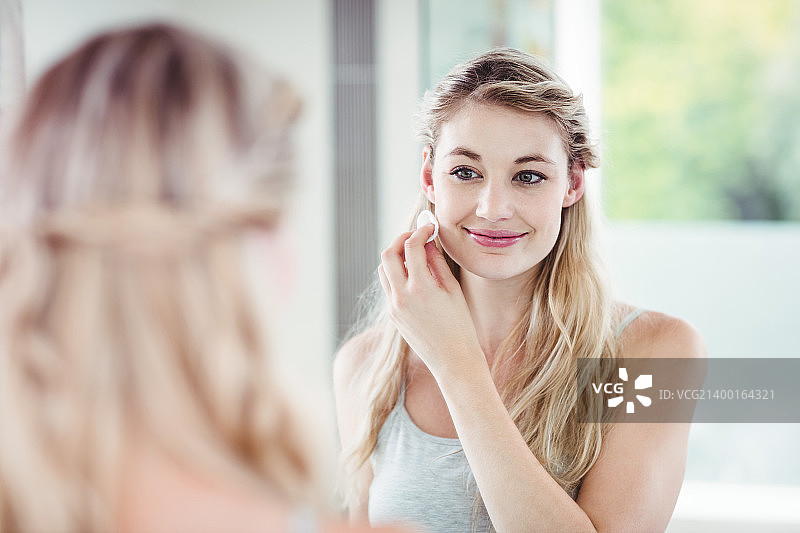 微笑的年轻女人涂抹蓝色图片素材