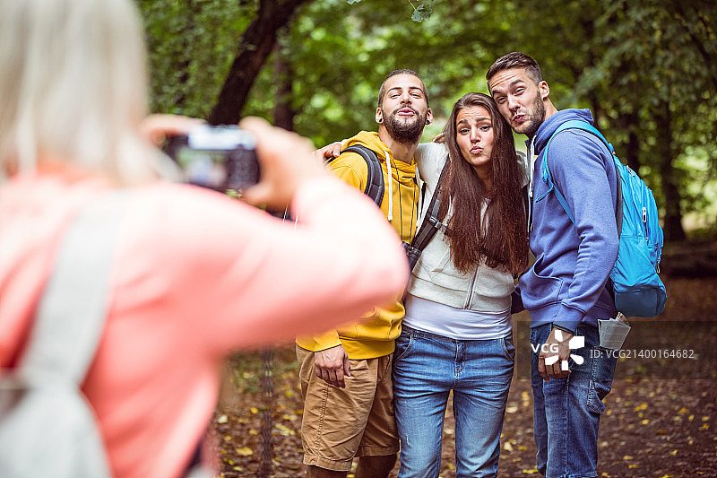 一起徒步旅行的快乐朋友们图片素材