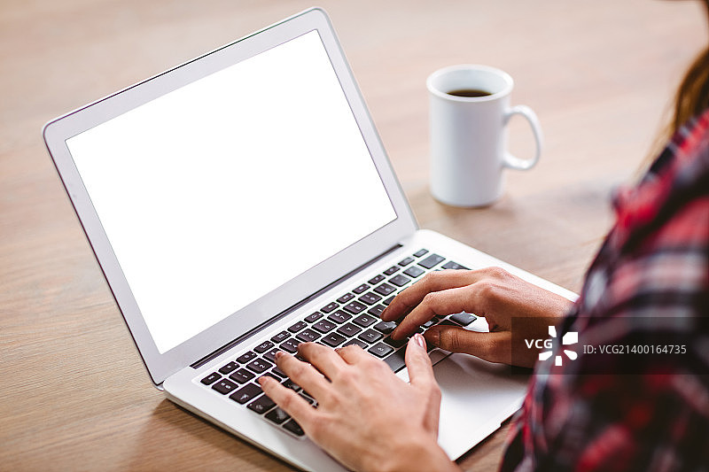 女子使用笔记本电脑图片素材