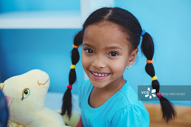 抱着小马玩具的女孩图片素材