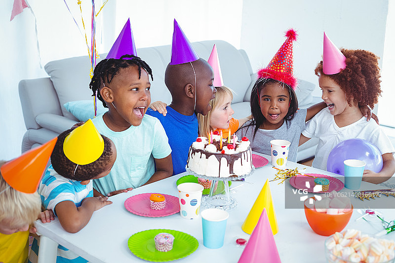 孩子们兴高采烈地庆祝生日图片素材