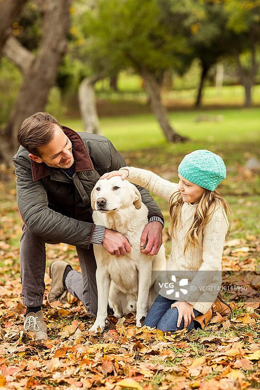 年轻家庭与宠物狗图片素材