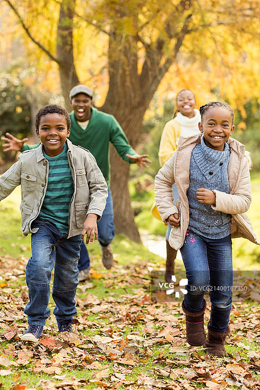微笑的年轻家庭一起玩耍图片素材