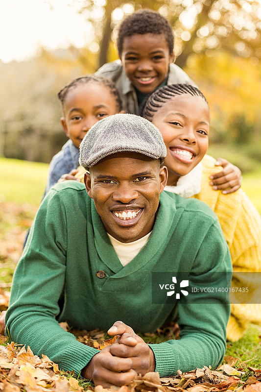 年轻微笑家庭的肖像图片素材