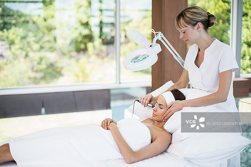 年轻女子在床上放松图片素材