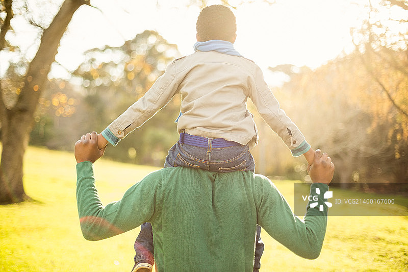 一位父亲的背影图片素材