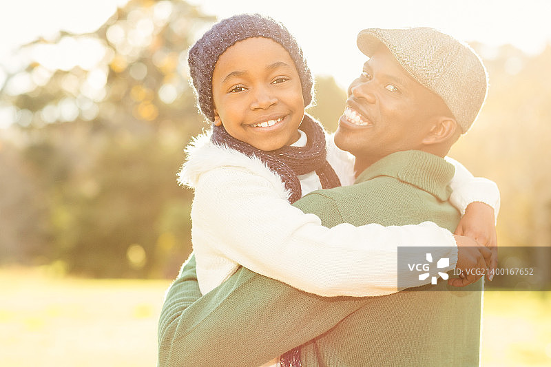 年轻的父亲拥抱女儿图片素材