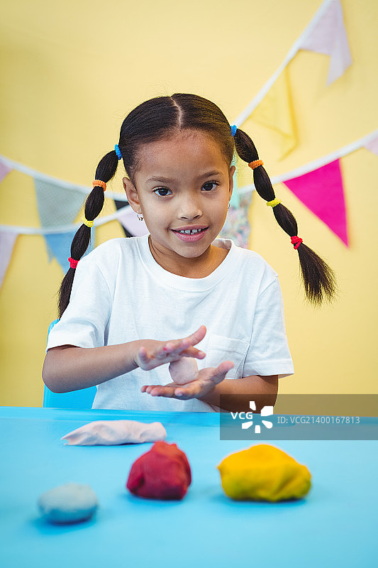 快乐的女孩玩橡皮泥图片素材