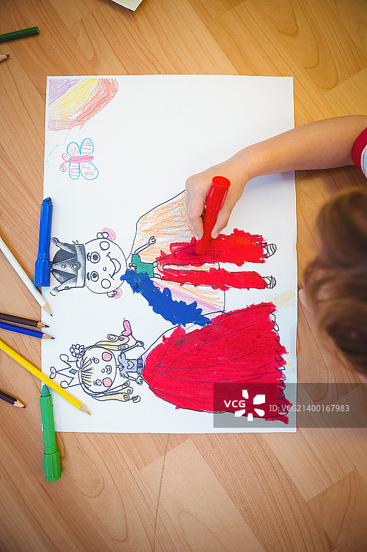 男孩躺在地上涂颜色图片素材