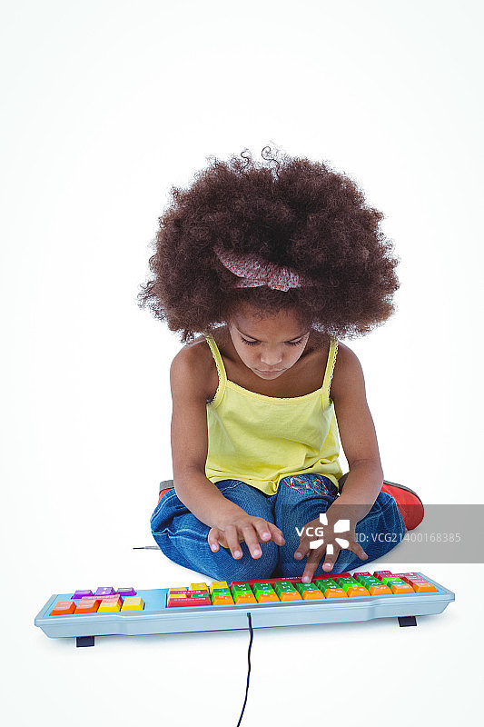 坐在地板上的可爱女孩图片素材