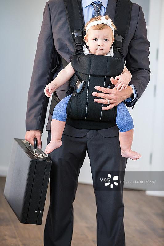 商务人士抱着女儿图片素材